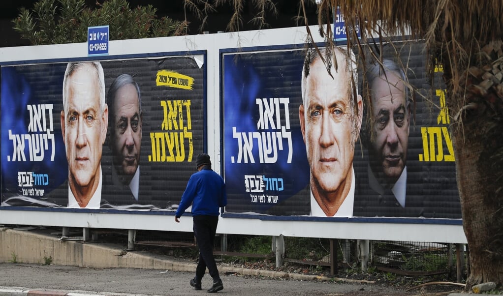 Ook na drie verkiezingen gaat het pokerspel om de macht in Israël tussen premier Netanyahu en oppositieleider Benny Gantz tot de laatste uren voor de deadline door. (beeld AHMAD GHARABLI / AFP)