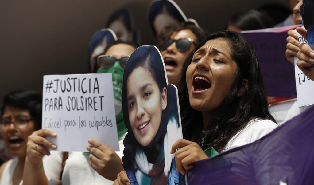 Vrouwen in Peru eisen gerechtigheid voor de vermoorde Solsiret Rodríguez. Pas na drie jaar werd een onderzoek naar haar vermissing gestart. (beeld epa / Paolo Aguilar)