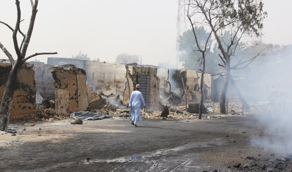 Deel van de schade na een aanval door leden van ISWAP in het Nigeriaanse Auno, waarbij de jihadisten ook vrouwen en kinderen kidnapten.
(beeld AUDU MARTE / AFP)