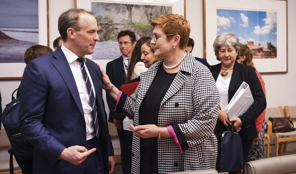 De Britse waarnemend premier Dominic Raab, tevens minister van Buitenlandse Zaken, en zijn Australische collega Marise Payne willen 'diepgaand onderzoek' naar de rol van China bij de uitbraak van het coronavirus. (beeld epa / Lukas Coch)