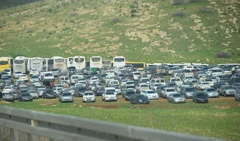Een door het Latijns patriarchaat van Jeruzalem gepubliceerde foto van bussen en auto's van Israëlische kolonisten op grondgebied van de katholieke kerk op de Westelijke Jordaanoever. (beeld Latijns Patriarchaat van Jeruzalem)