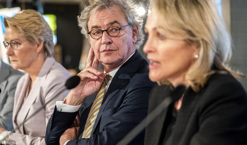 Marjan Rintel (r.) volgt Roger van Boxtel (l.) op als baas van de Nederlandse Spoorwegen. (beeld anp / Jerry Lampen)