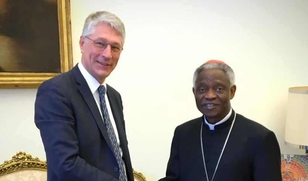 Hein Pieper, dijkgraaf van Waterschap Rijn en IJssel, ontmoet kardinaal Peter Turkson in Vaticaanstad. (beeld Mark van der Werf)