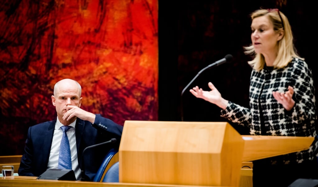 2020-02-13 12:24:47 DEN HAAG - Minister Stef Blok van Buitenlandse Zaken (VVD) en Minister Sigrid Kaag voor Buitenlandse Handel en Ontwikkelingssamenwerking (D66) tijdens het debat in de Tweede Kamer over het vrijhandelsverdrag van de Europese Unie met Canada (CETA). ANP BART MAAT (beeld anp / Bart Maat)