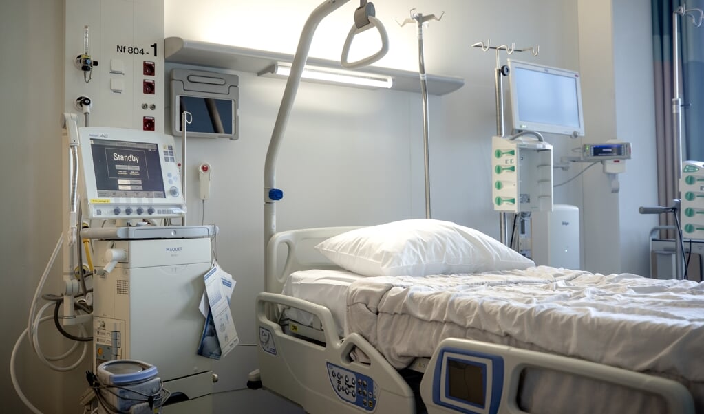 Een tot intensive-care unit omgebouwde kamer in het Erasmus Medisch Centrum in Rotterdam. (beeld anp / Sem van der Wal)