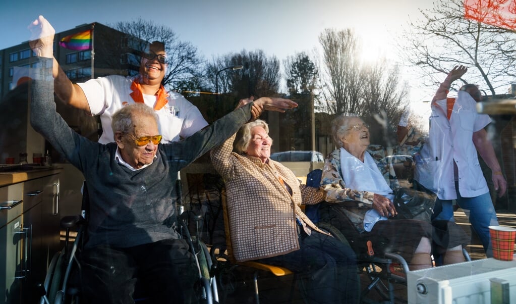 Drie volkszangers uit het Westland, Ronnie Ronaldo, John Dame en Mark Verkade, zingen voor de bewoners van verpleeghuis Wijndaelercentrum in de Haagse wijk Loosduinen. (beeld anp / Martijn Beekman)