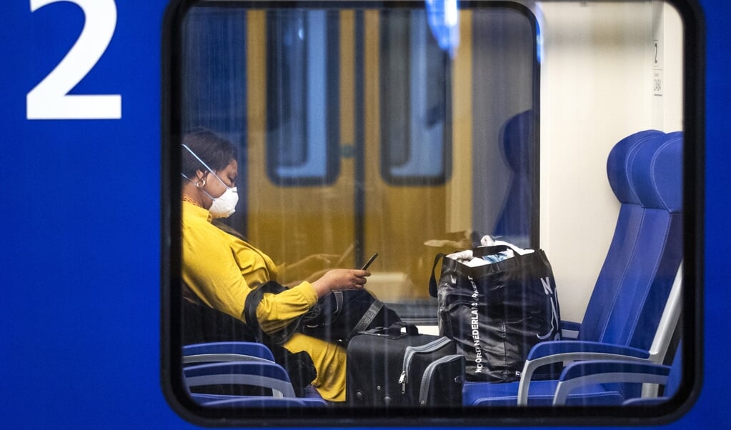Mensen met een slecht gehoor lopen tegen een nieuwe barrière aan: mondkapjes in het openbaar vervoer. (beeld anp / Remko de Waal)
