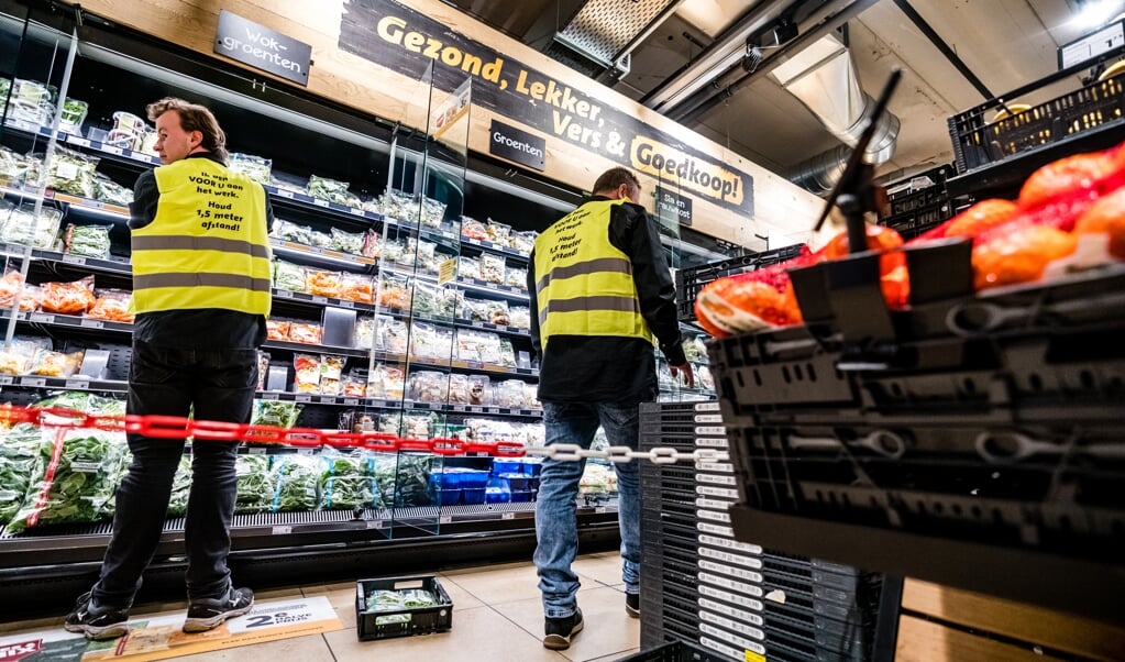 Boodschappen doen is ingewikkelder geworden in deze coronacrisis. Zo worden soms winkelpaden afgesloten, om te voorkomen dat klanten te dicht bij de vakkenvullers komen. Maar de supermarkten zijn nog goed gevuld. (beeld anp / Rob Engelaar)