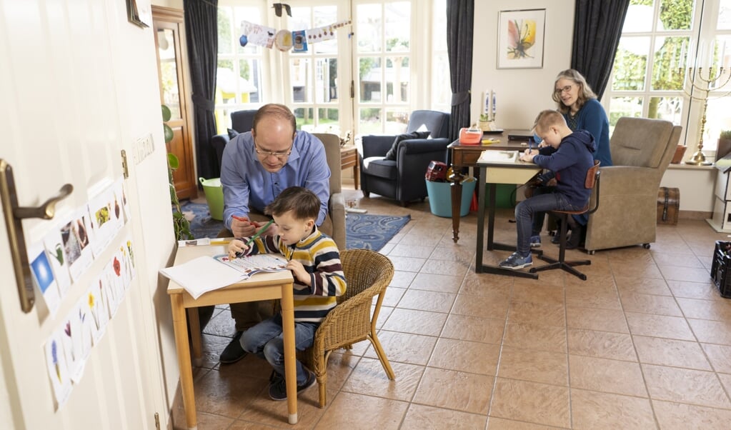 Lesley krijgt elke dag thuis les van zijn pleegvader, moeder Lydia begeleidt zoon Bernhard bij zijn huiswerk. (beeld Niek Stam)