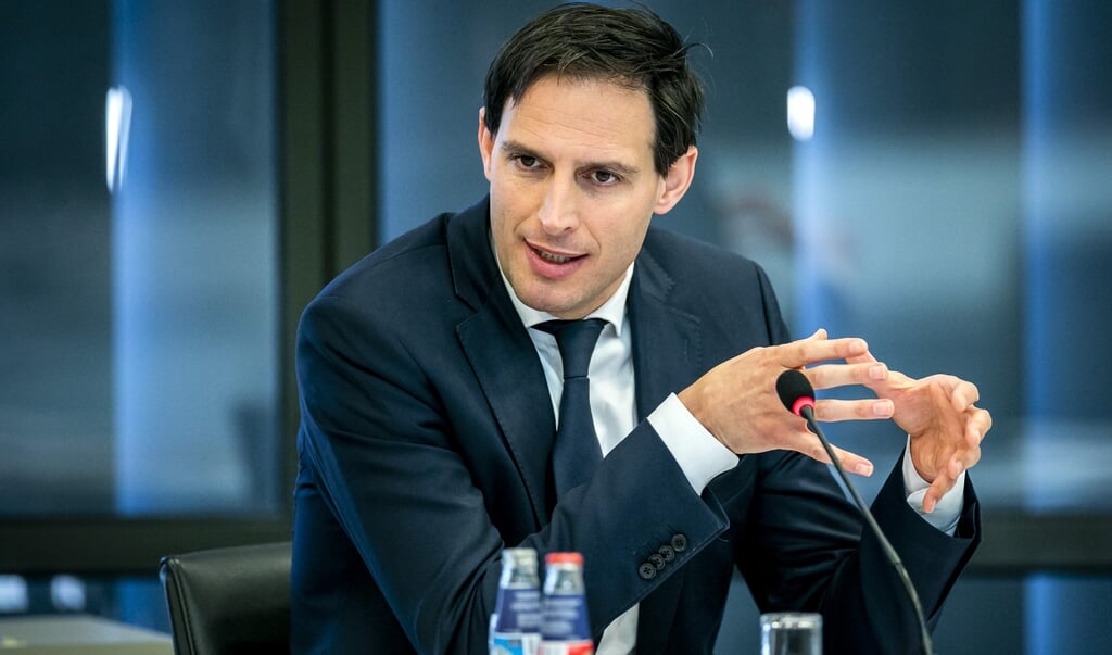Minister Wopke Hoekstra van Financien tijdens een wetgevingsoverleg. De minister en kamerleden overleggen over de begrotingen voor een noodpakket aan maatregelen, dat door het kabinet werd afgekondigd. Het pakket is bedoeld om banen en inkomens te beschermen tijdens de coronacrisis. (beeld anp / Remko de Waal)