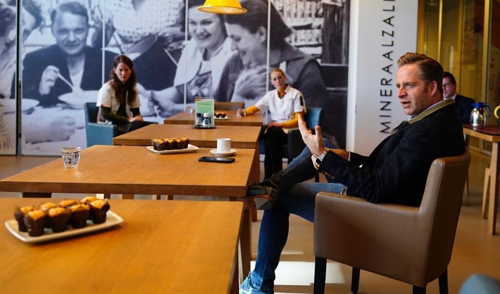 Minister Hugo de Jonge (r.) zaterdag in gesprek met personeel van verpleeghuis Tiendhove in Krimpen aan den IJssel. (beeld Phil Nijhuis)