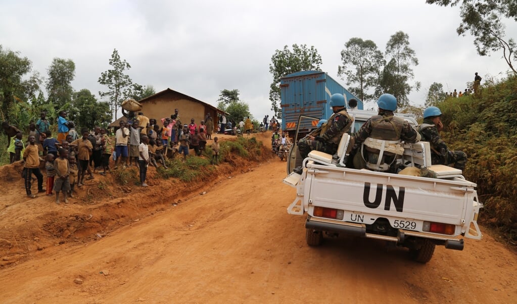 Soldaten van de VN-missie Monusco patrouilleren in de Congolese provincie Ituri, waar tientallen gewapende milities het leven van burgers ondraaglijk maken. (beeld afp / Samir Tounsi)