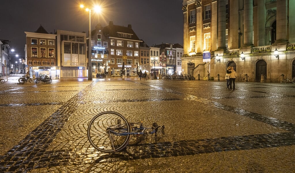 Aan het begin van de coronacrisis bleven mensen zo veel mogelijk thuis en was de Grote Markt in Groningen leeg. (beeld Harry Cock)