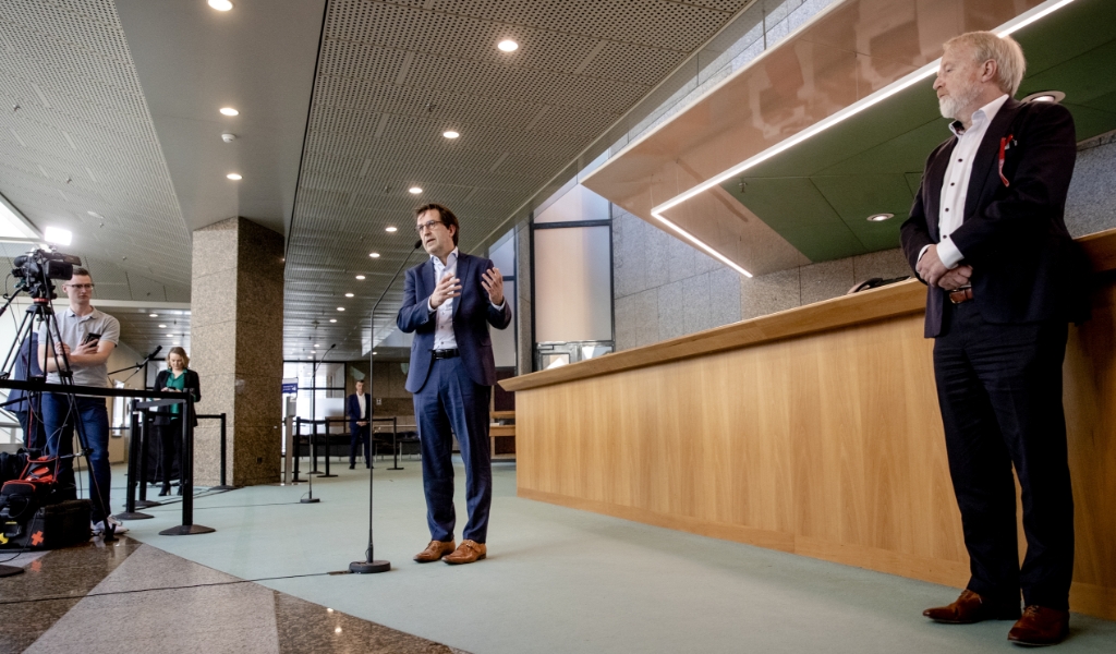 Diederik Gommers (L), anesthesioloog-intensivist in het Erasmus MC, en Jaap van Dissel (R), directeur van het Centrum Infectieziektebestrijding van het RIVM, staan de pers te woord in de Tweede Kamer na afloop van een technische briefing over de ontwikkelingen rond het coronavirus. (beeld anp / Sem van der Wal)