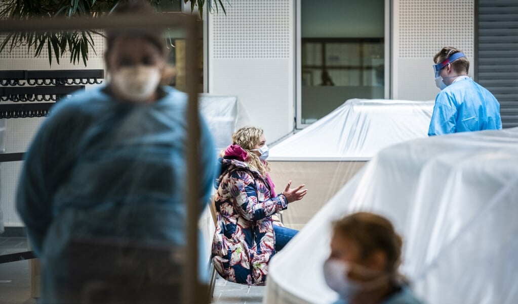 Onderzoekers zijn benieuwd of het al bestaande wantrouwen ten opzichte van instituties in Nederland doorwerkt in de houding ten opzichte van corona. (beeld anp / Kees van de Veen)