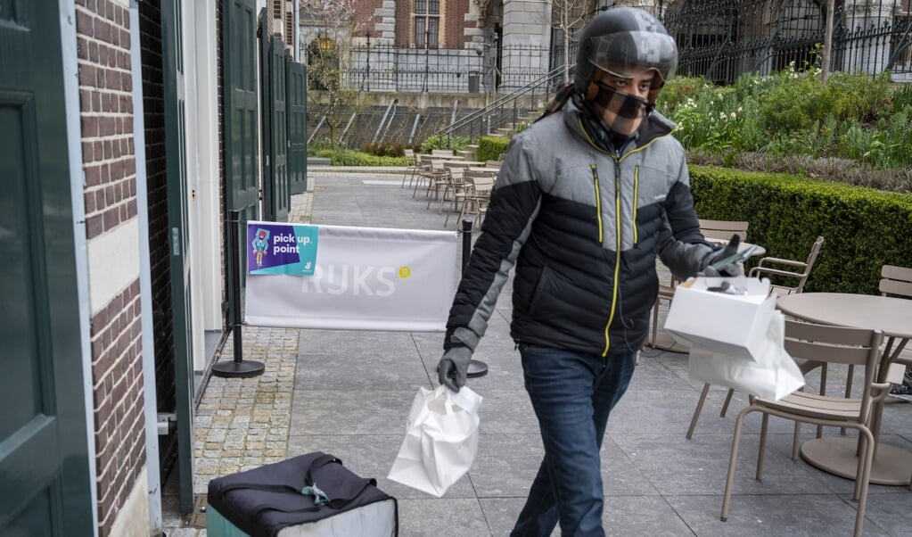 AMSTERDAM - Maaltijden worden opgehaald bij het restaurant Rijks. Het sterrenrestaurant (onderdeel van het Rijksmuseum) levert nu ook maaltijden voor thuis sinds de zaak dicht moest vanwege het coronavirus. ANP EVERT ELZINGA (beeld anp / Evert Elzinga)