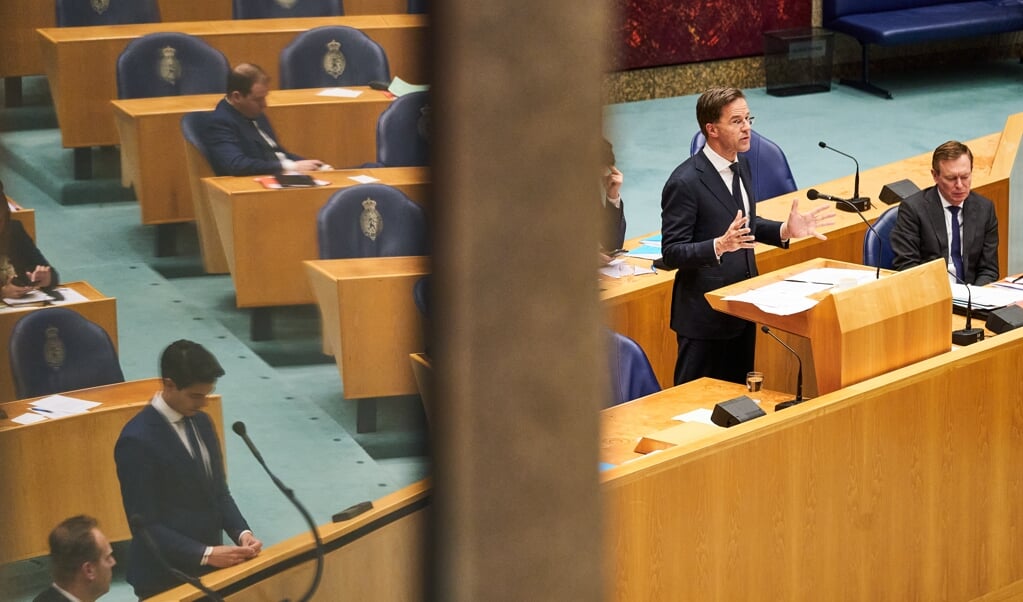 Premier Mark Rutte tijdens een debat over de ontwikkelingen rondom het coronavirus in de Tweede Kamer. (beeld anp / Phil Nijhuis)