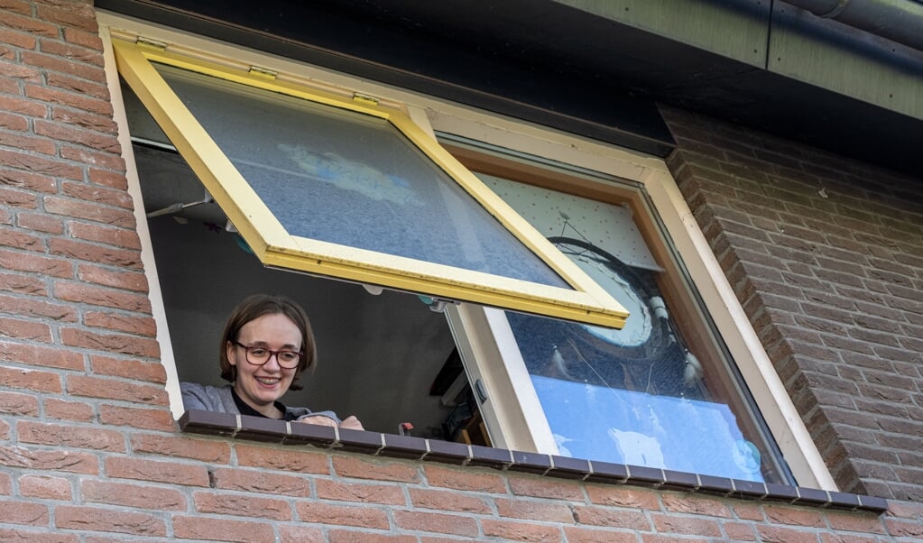 Liam Warmels brengt een bezoekje aan zijn vriendin Fabienne de Vries die in thuis-quarantaine zit. Beiden zijn ze autistisch, ze vertellen hoe dat is in coronatijd. Foto Joost Hoving (beeld Joost Hoving)