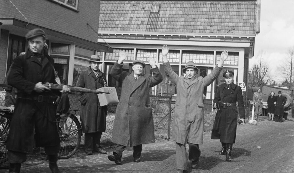 Gearresteerde NSB’ers in de Dorpsstraat in Ruurlo in de Achterhoek op paaszondag 1 april 1945, de dag dat het dorp werd bevrijd. (beeld Nationaal Archief)
