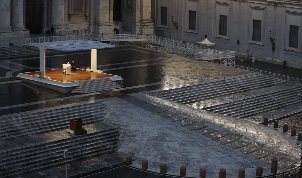 <p>We zitten allemaal in hetzelfde schuitje, zei paus Franciscus op 27 maart op het Sint-Pietersplein, toen veel landen midden in de lockdown zaten.</p> (beeld ap / Yara Nardi )