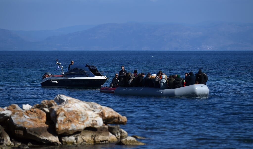 Vluchtelingen in boten stuiten vanaf eind augustus op een drijvende barrière van drie kilometer lang. (beeld afp / Aris Messinis)