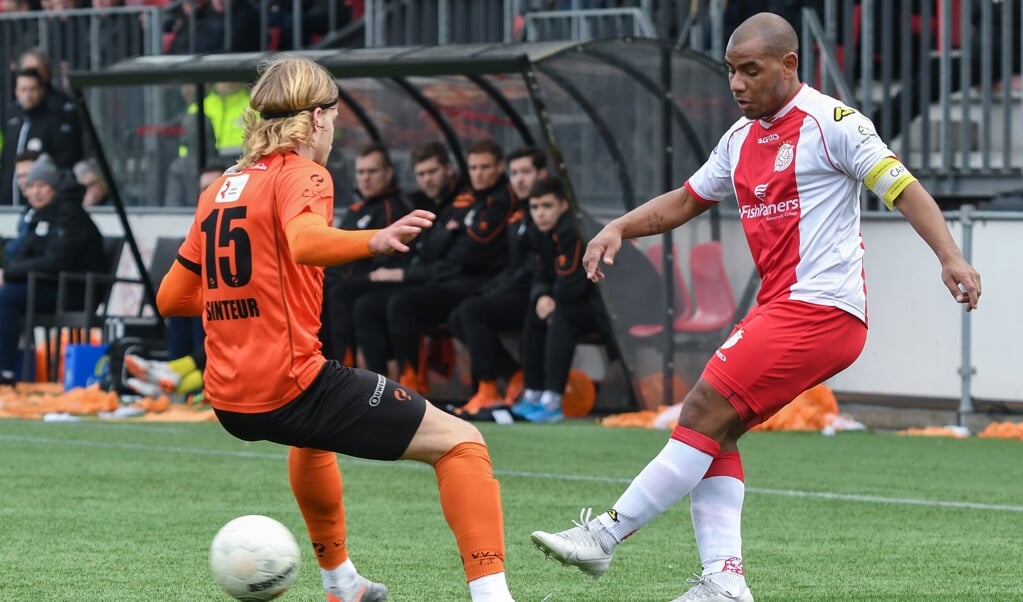 Bart Sinteur van VV Katwijk (links) in duel met Gillian Justiana van IJsselmeervogels. (beeld Arnold Verkade)