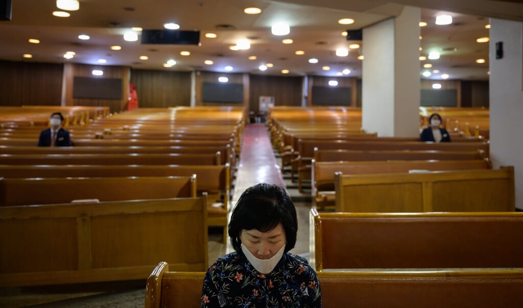 Kerkleden in Zuid-Korea dragen mondkapjes om zichzelf te beschermen tegen het coronavirus. (beeld afp)