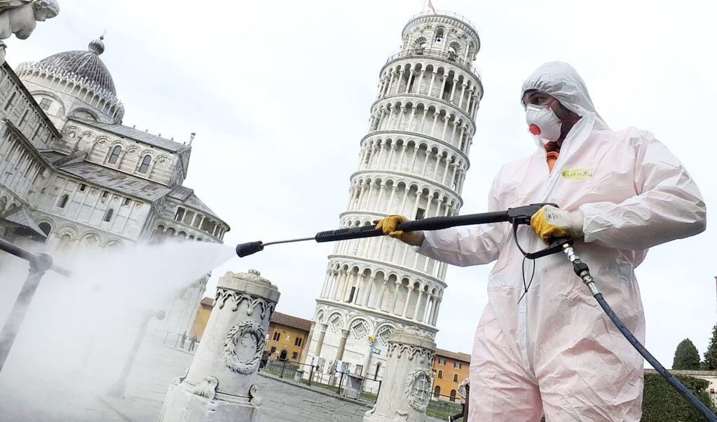 2020-03-17 15:48:27 epa08301230 Sanity disinfection under the leaning tower of Pisa and the Miracle's square completely empty of people, Pisa, Italy, 17 March 2020. Due lockdown measures kicked in throughout Italy on 12 March after Prime Minister Giuseppe Conte announced late on 11 March that all non-essential shops should close as part of the efforts to contain the ongoing pandemic of the COVID-19 disease caused by the SARS-CoV-2 Coronavirus. EPA/FABIO MUZZI (beeld Epa/fabio Muzzi)