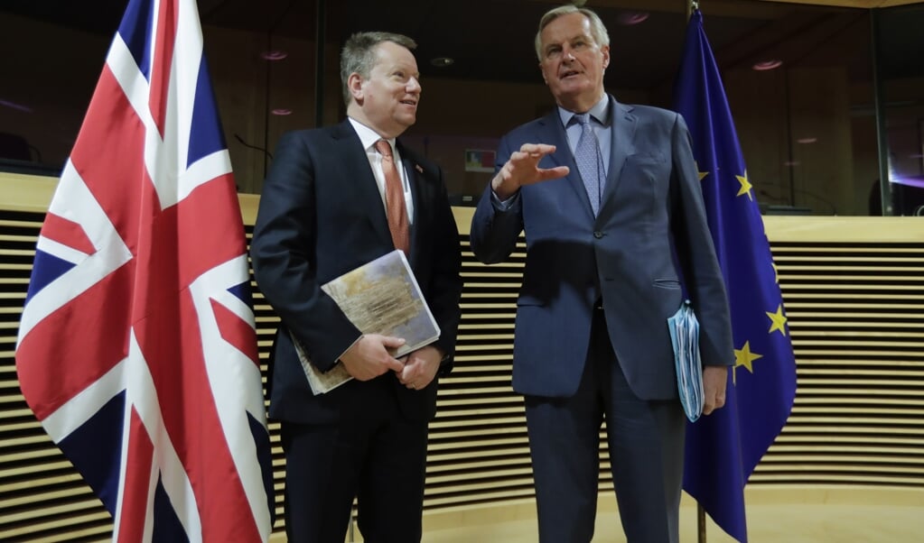 De Britse onderhandelaar David Frost (links) en zijn EU-tegenspeler Michel Barnier, eerder dit jaar bij de start van de onderhandelingen tussen de EU en het Verenigd Koninkrijk. (beeld epa / Olivier Hoslet)