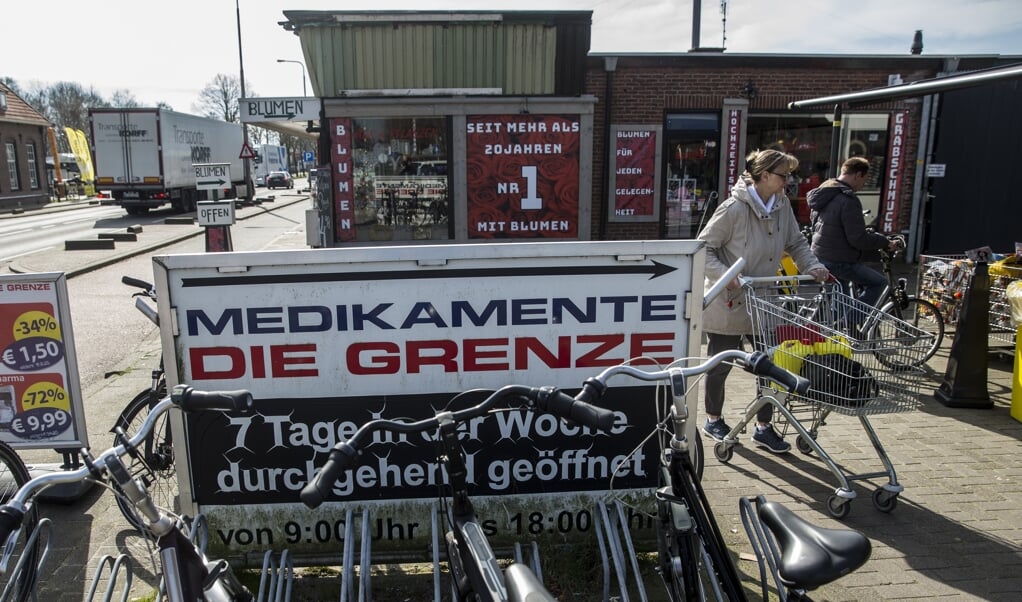 Winkelend publiek bij winkels op de Nederlands-Duitse grens tussen Denekamp en Nordhorn. (beeld anp / Vincent Jannink)