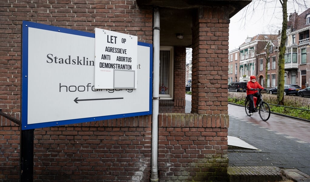 <p>Voor de deur van de Utrechtse abortuskliniek Het Vrelinghuis hangt een bord waarmee wordt gewaarschuwd voor 'agressieve anti-abortusdemonstranten'.</p> (beeld anp / Robin van Lonkhuijsen)