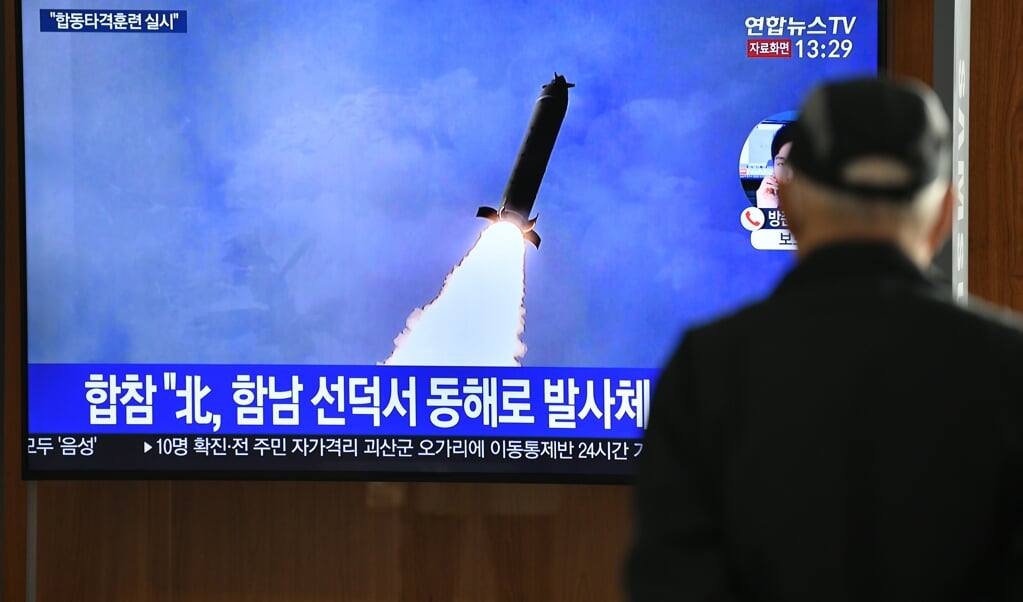 Een man kijkt naar een nieuwsuitzending op televisie over de Noord-Koreaanse rakettest die op 9 maart van dit jaar werd uitgevoerd. (beeld afp / Jung Yeon-je)