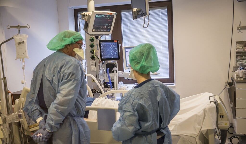 Verpleegkundigen en artsen op de intensive care in het Maasstad ziekenhuis, Rotterdam. (beeld Arie Kievit)