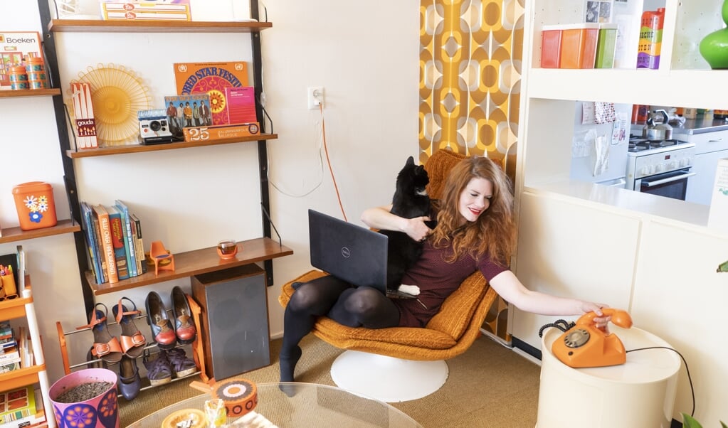 Een videovergadering geeft je de mogelijkheid om een kijkje te nemen in het privéleven en interieur van je collega's. (beeld Niek Stam)