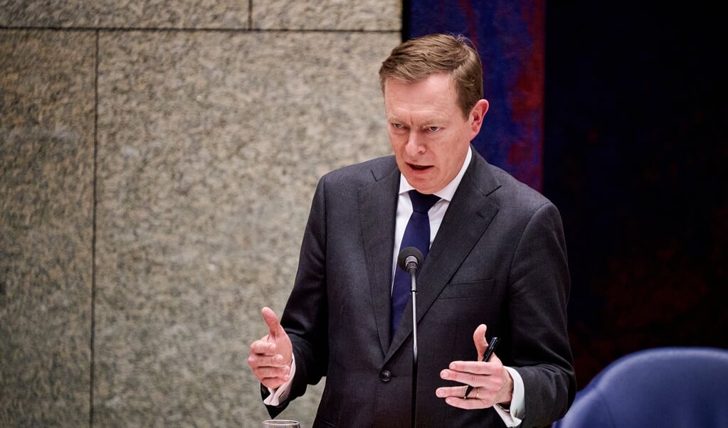 Minister Bruno Bruins voor Medische Zorg (VVD) woensdagavond tijdens het coronadebat. (beeld anp / Phil Nijhuis)