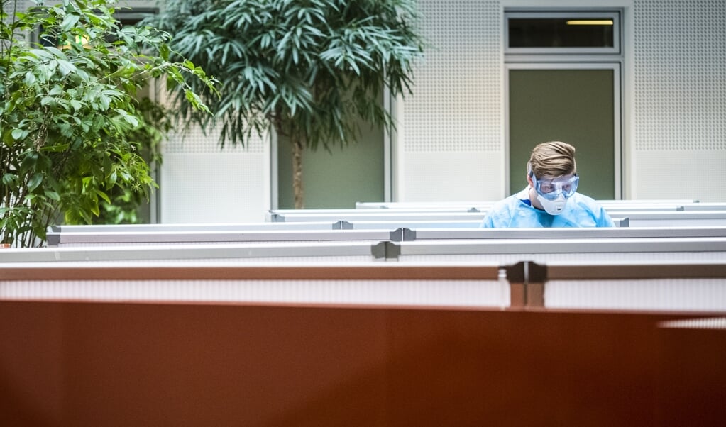 Een corona-polikliniek bij het Universitair Medisch Centrum Groningen (UMCG). Deze is bedoeld voor patienten van het ziekenhuis met luchtwegklachten. Bij vermoeden van coronabesmetting gaan zij naar de tijdelijke poli. (beeld anp / Kees van de Veen)
