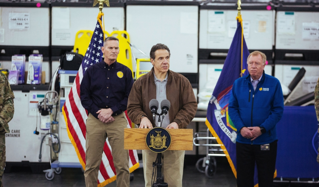 In de strijd tegen het coronavirus in New York wordt het Jacob Javits Center in Manhattan door het leger met spoed omgebouwd tot noodhospitaal. (beeld epa / Kevin Hagen)