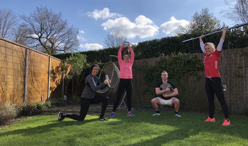 Manon (links) sport met familieleden in de tuin. Deze foto is gemaakt voor de 1,5-meterregeling. (beeld privezit)