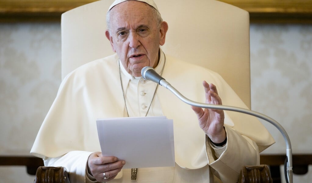 Paus Franciscus riep gelovigen wereldwijd op om woensdag om 12 uur het Onze Vader te bidden. (beeld Handout / Vatican Media / afp)