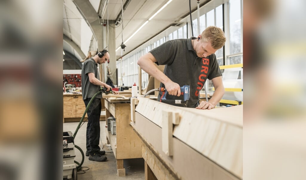 De werkplaatsen van Bruns zitten in een door Rietveld ontworpen Rijksmonument in Bergeijk. (beeld Eva Faché)