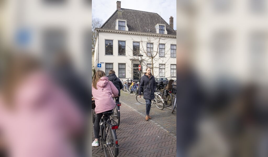 Jaap vindt Utrecht een heerlijke plaats om te werken. ‘Ik loop altijd vanaf het station naar ons kantoor, een fijne wandeling.' (beeld Niek Stam)