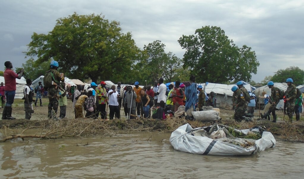 Bewoners in Zuid-Sudan hebben een bootje gemaakt om brandhout in te vervoeren. Gewone wegen zijn onbegaanbaar na de grote overstroming van december. Blauwhelmen van de Verenigde Naties assisteren de lokale bevolking. (beeld red een kind / zoa )