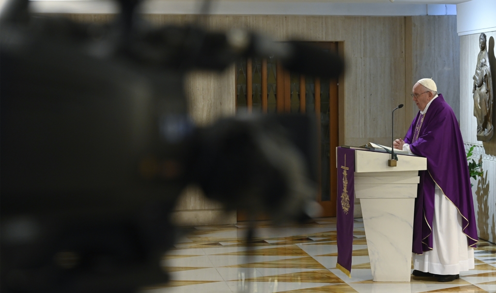 Paus Franciscus tijdens de ochtendmis op donderdag 26 maart in de kapel van het gastenhuis Santa Marta. (beeld Vatican Media / AFP)