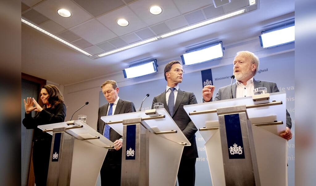 Minister-president Mark Rutte gaat voor het beleid dat de regering voert af op de adviezen van het RIVM. Dus is Jaap van Dissel vaak te zien. (beeld anp / Sem van der Wal)