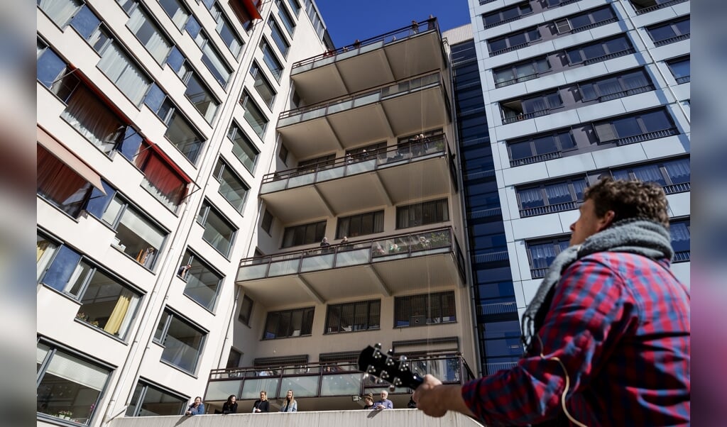 Vrijwilliger Jeroen Schipper, van beroep muziekdocent, bracht op 25 maart een serenade aan de bewoners van woonzorgcentrum ’t Huis aan de Vecht. Bezoek mag door het coronavirus niet meer in zorginstellingen komen. (beeld anp / Robin van Lonkhuijsen)