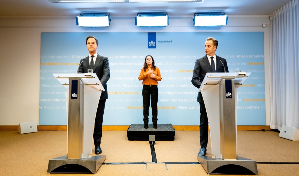 Premier Mark Rutte en Minister Hugo de Jonge van Volksgezondheid, Welzijn en Sport (CDA) tijdens de persconferentie na afloop van het overleg van het crisisteam van het kabinet over de coronacrisis. Het kabinet heeft besloten hoe het verder moet met de strenge coronamaatregelen. (beeld anp / Bart Maat)