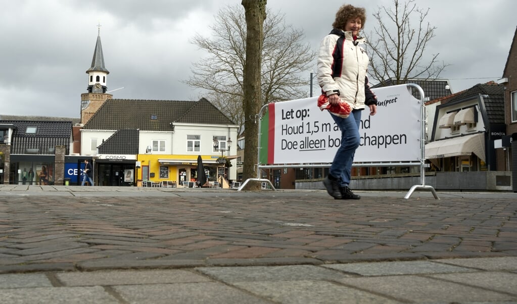 De winkelstraat van Nunspeet is behoorlijk verlaten, waardoor afstand van elkaar houden geen probleem is. 'De maatregelen worden heel bewust nageleefd. 99 procent van de mensen houdt zich eraan. Mensen zijn bang voor besmetting.' (beeld Dick Vos)