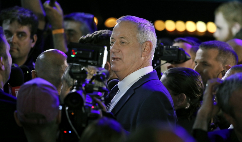 In een verbluffende koerswijziging wordt oppositieleider Benny Gantz eerst parlementsvoorzitter en zal hij na 18 maanden de plaats van premier Benjamin Netanyahu overnemen. (beeld afp / Menahem Kahana)