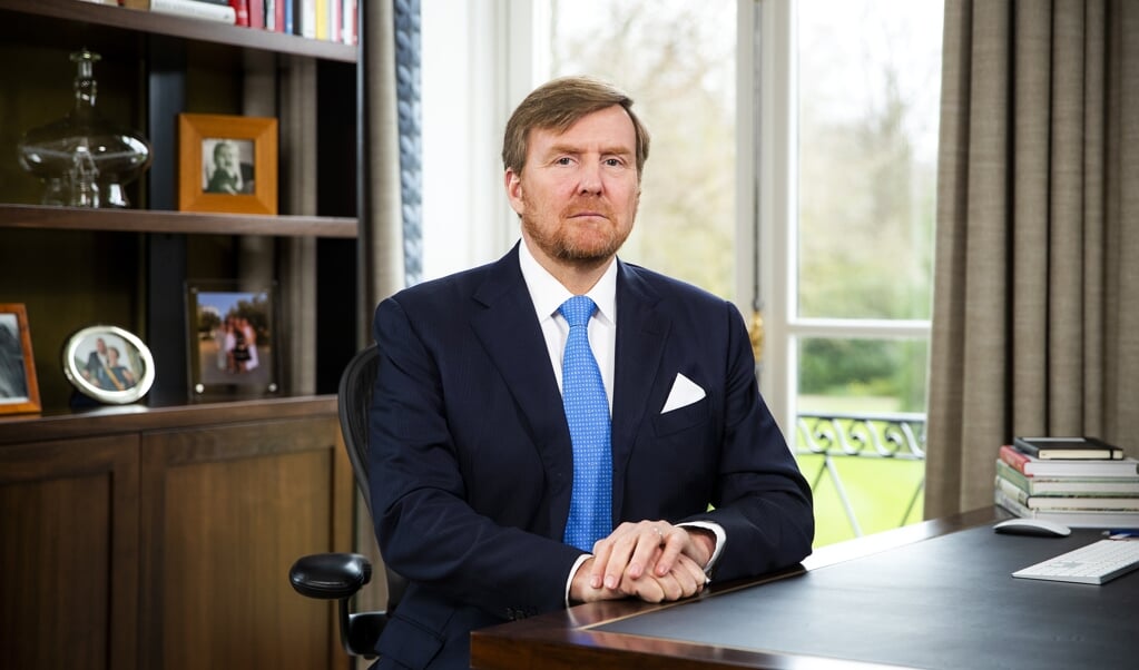 Koning Willem-Alexander hield vrijdag een toespraak over de coronacrisis. 'Alertheid, solidariteit en warmte: zolang we die drie vasthouden kunnen we deze crisis samen aan, ook als het wat langer gaat duren.' (beeld anp / Pool Remko de Waal)