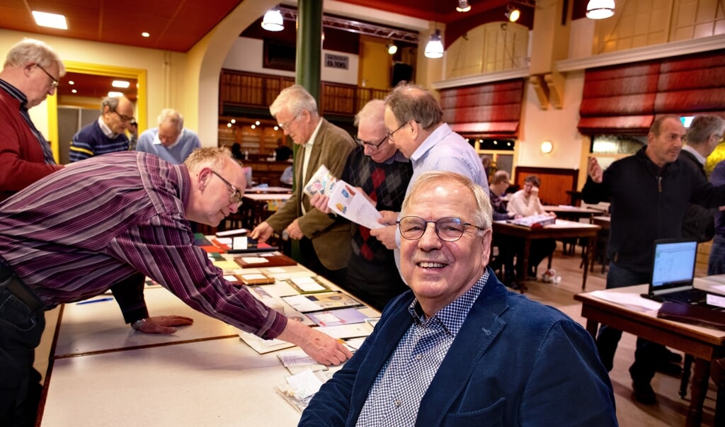 MONSTER - Klaas Keijzer is voorzitter van Postzegelvereniging Monster. Vlak voor de vergadering is de ruilbeurs. Na de vergadering zal er geveild worden. COPYRIGHT DIRK HOL (beeld DIRK HOL)